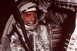 อลัน เชพเพิร์ด (Alan Shepard) นักบินอวกาศคนแรกของสหรัฐอเมริกาที่ถูกส่งขึ้นสู่อวกาศ