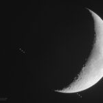 เพื่อนบ้านสีสันสดใสของทางช้างเผือก! ฮับเบิลเผยภาพเมฆหลากสีในเมฆแมเจลแลนเล็ก