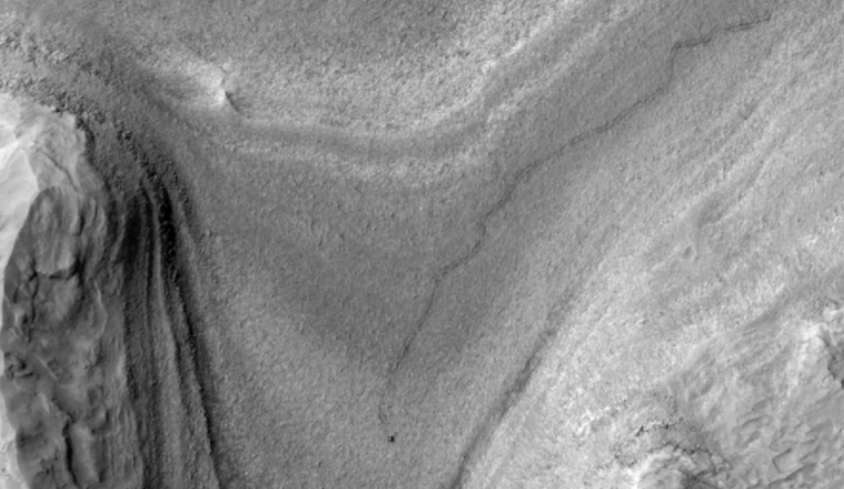 1-pia26553-hirise-views-curiosity-during-a-drive-figure