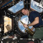 NASA เผยภาพยานโคจรจับภาพรถสำรวจคิวริโอซิตี (Curiosity) ทิ้งรอยล้อบนดาวอังคาร