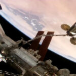 โลกสีน้ำเงินและดวงจันทร์ในเฟรมเดียวกัน มุมมองจากยานวอยเอเจอร์ 1 เมื่อปี พ.ศ. 2520