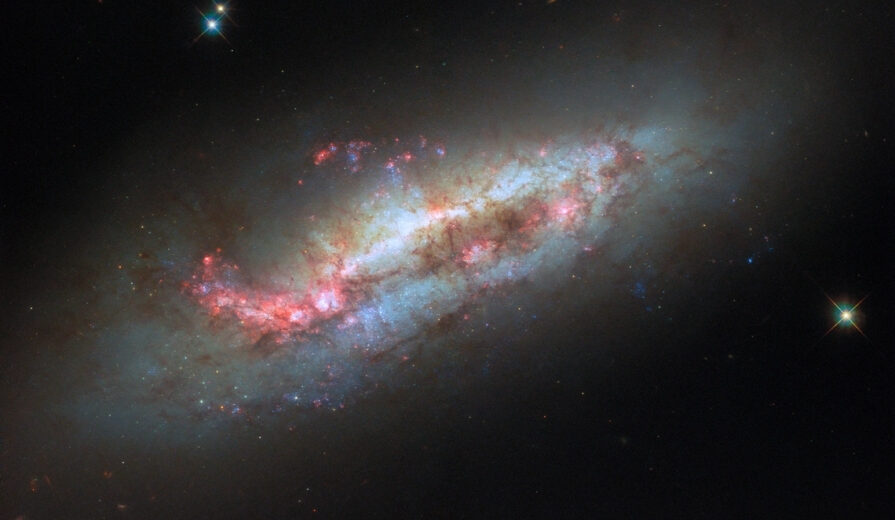 เครดิตภาพ: NASA / ESA / Hubble / D. Thilker.