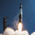 กล้องฮับเบิลจับภาพเหตุการณ์หาชมยาก ดาวหางแตกตัวขณะเดินทางออกจากระบบสุริยะ